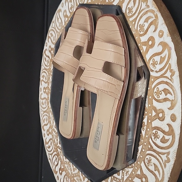 Steven| Crocodile Embossed Cutout Cushioned Slides Size 7 - Picture 3 of 8